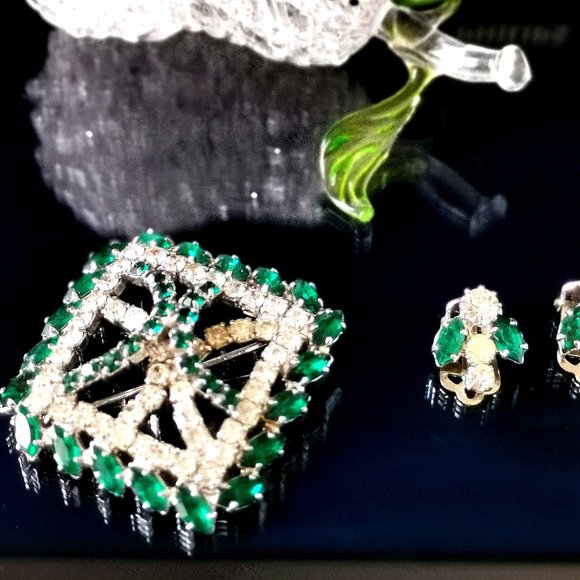 Vintage Emerald and Crystal Square Rhinestone Brooch and Earrings Set - Picture 4 of 6